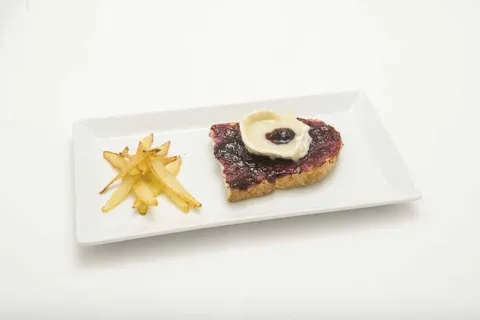 Tosta de queso de cabra con arándanos