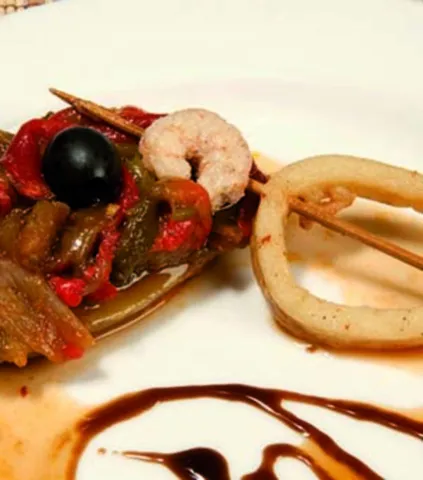 Escalivada amb brocheta marinera