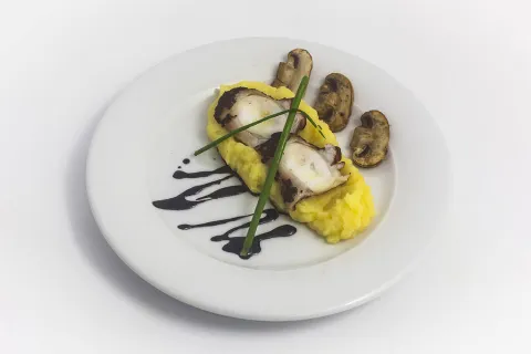 Crujiente de pulpo sobre muselina de patata