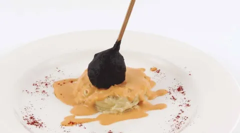 Piruleta de pulpo a la donostiarra con tempura entintada y parmentiere