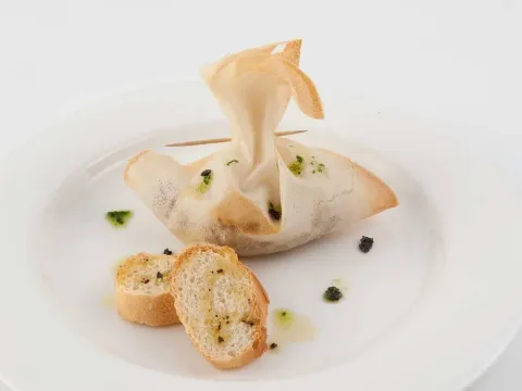 Fardo de morcilla rasgada con setas y torradetes con aceite trufat