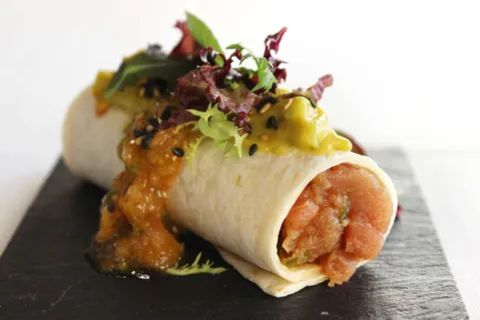 Burrito de tartar de atún y guacamole