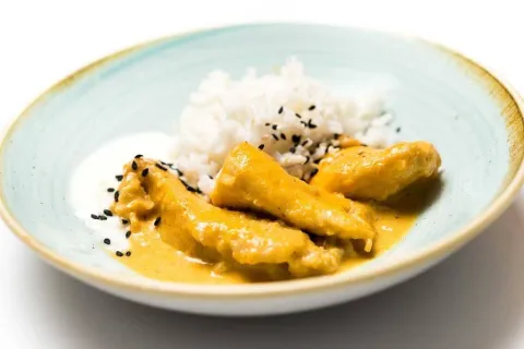 Pollo tikka masala con arroz basmati