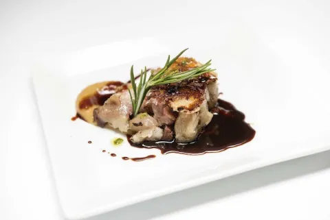 TARRINA DE PIES DE CERDO CON MANXEGO, ZUMO DE ASADO Y COMPOTA DE MANZANA ARTESANA
