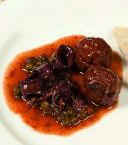 Mandonguilles amb calamars al vi negre