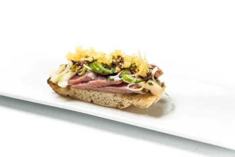 Tataki de tonyina sobre pa de coca