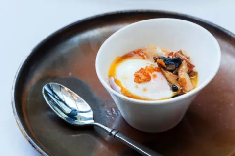 Ou a baixa temperatura, puré de carbassa, ceps, migas i suc de rostit
