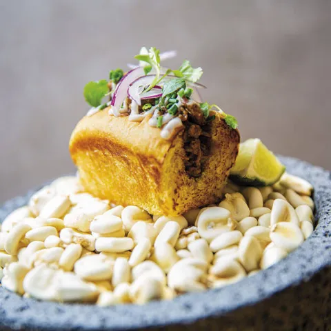 Brioix de cochinita pibil amb salsa BBQ de xilis fumats 