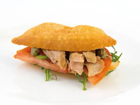 Pa japonès amb ventresca de tonyina, tomàquet, oli d'albaneca, ceba de Figueres, tàperes, ruca i vinagreta John's