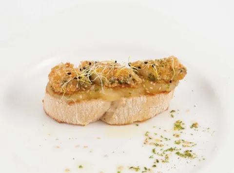 Espàrrec verd amb formatge brie, poma i pa de llenya