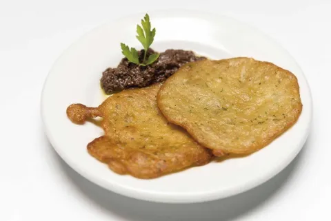 TRUITETA DE BACALLÀ AMB OLIVADA NEGRA