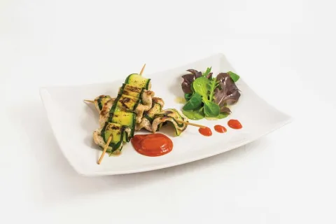 Brocheta de calabacín y pavo con crema de pimiento del piquillo