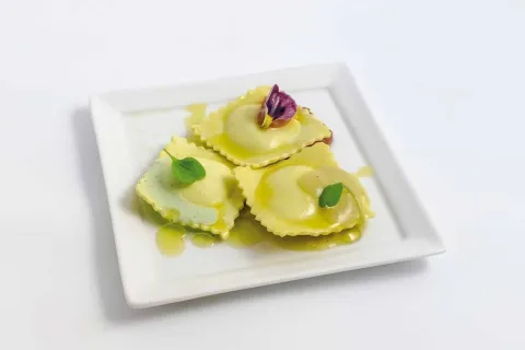 Ravioli ripieno di foie amb crema di mele caramellata
