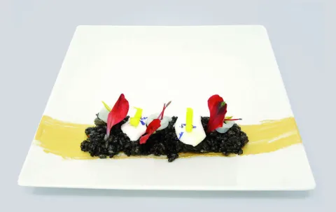 Falso arroz negro con alioli de Calatrava