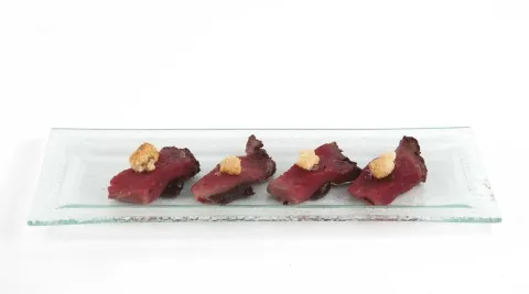 Tataki de vaca con vino de Ullastrell y crosta de queso fresco