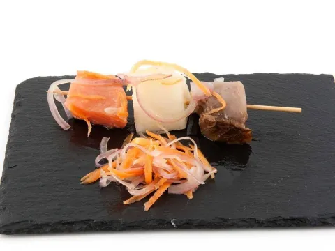 Brocheta de salmón marinat, melón y atún marinada
