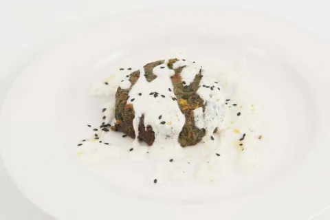 Hamburguesa vegana amb ceps i salsa de iogurt