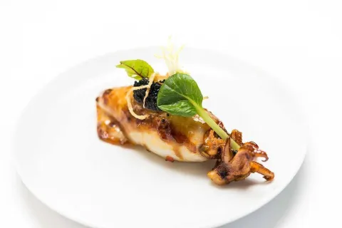Calamar relleno de langostinos y gambas con caviar de kalix