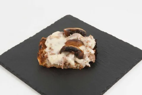 Mini coca de botifarra esparracada amb allioli a la brasa