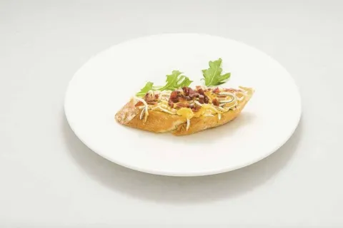 Tosta de gulas con huevo y jamón ibérico