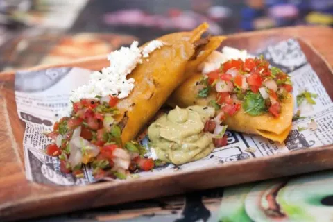 Quesadillas de xampinyons i epazote + cervesa malquerida