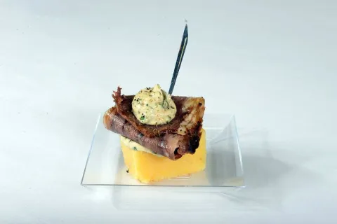 Dau de polenta amb melòs i tàrtara de tàperes