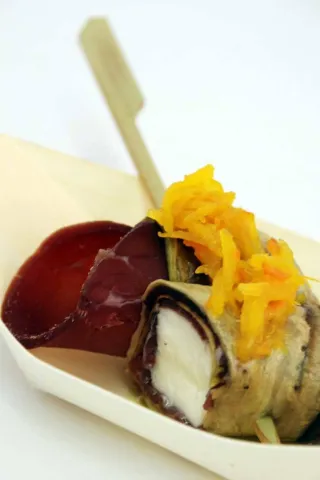 Rollet de bresaola alberginia a la planxa amb mozarella fresca, gingebre i mandarina