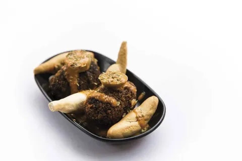 Croquetes d’arròs negre farcides d’allioli