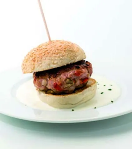 Miniburger de botifarra amb escalivada sobre crema d'allioli
