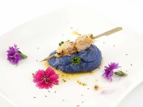 Broqueta de rap amb parmentier de patata violet