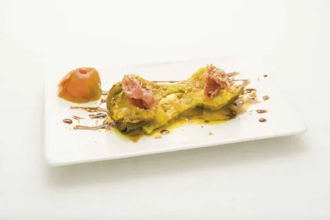 Alcachofa en su jugo con crujiente de jamón