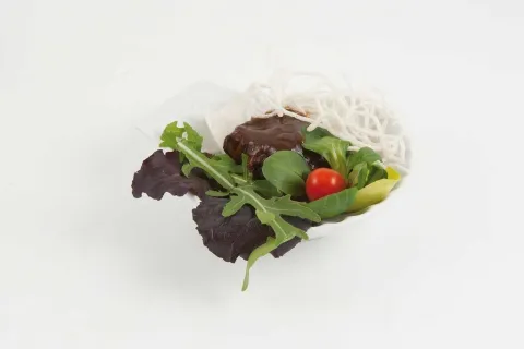Barqueta d'endívia amb cansalada ibèrica a la brasa i verd de camp