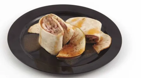 Rollito con carne macerada, cebolla confitada y manzana