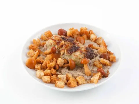 Canelón de carne de olla en hoja de col con bechamel de setas de bosque