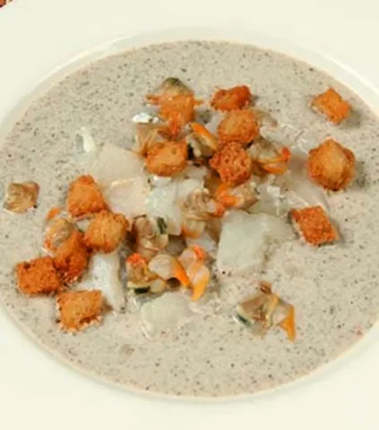 Crema de bolets amb bacallà esqueixat, escopinyes i crostons