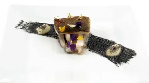 "Pin Up" de bacalao con ajo negro de tinta y yogurt