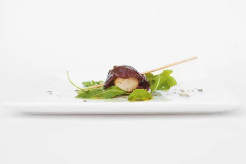 Pincho de cecina y rape con salsa de mostaza