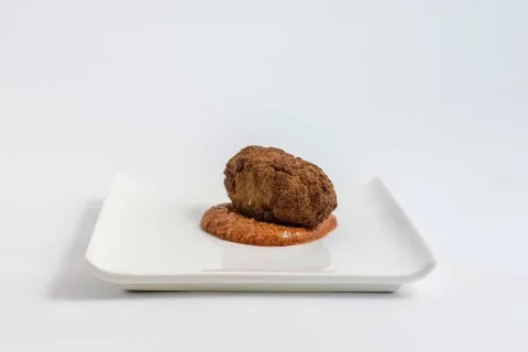 Croqueta de calçot y morcilla negra con salsa