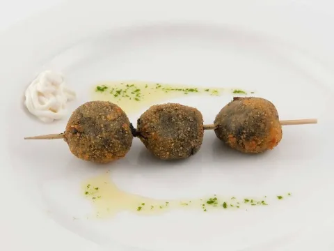 Croqueta de sípia amb la seva tinta