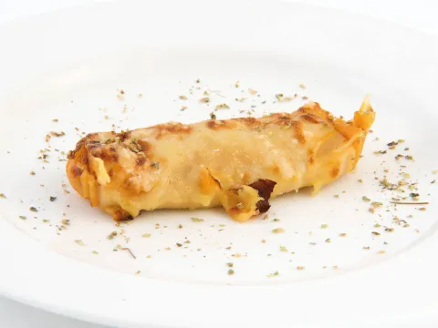 Canelón de huevo frito con chistorra y gratinado con crema de puerros