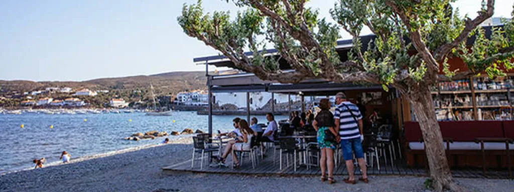 Boia Nit: bombolles i tapes a la platja de Cadaqués