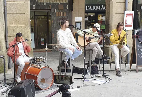 Concerts en directe i bones tapes als vermuts musicals de Manlleuet