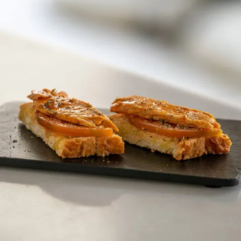 Torrada de tomàquet amanit amb ventresca