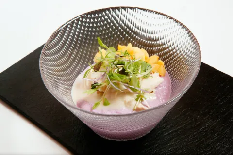 Crema de lombarda y coco con gallina guisada