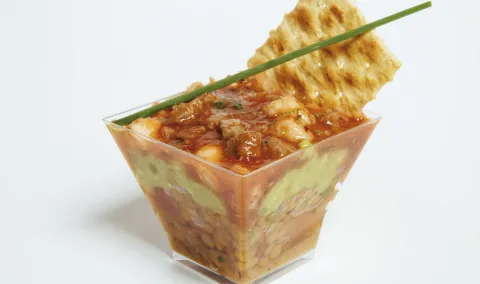 Ceviche de lentejas y cóctel de gambas