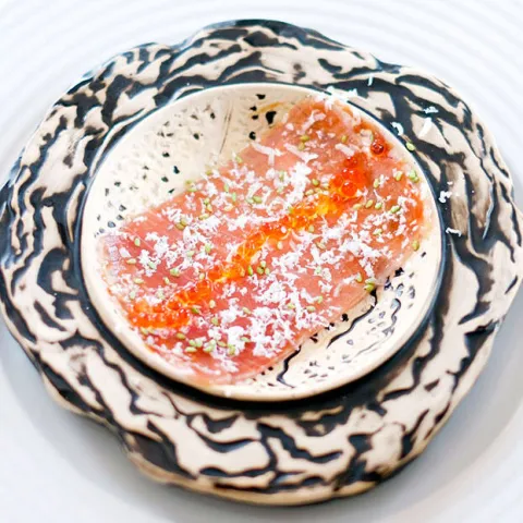 Atún Rojo en tartar con alga wakame con salmorejo de naranja amarga Sevillana
