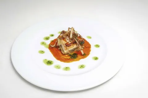 Lasaña de verduras con burrata y pesto fresco