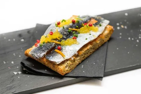 Coca de algas con tomate dulce y sardina marinada