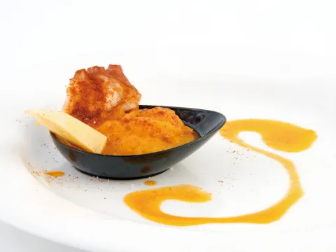 Crema fumada de carabassa, patata i ceba, amb pop a la gallega, formatge fumat i oli d'oliva