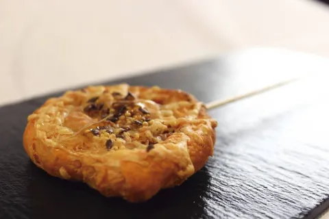 Piruleta de sobrasada, queso y miel